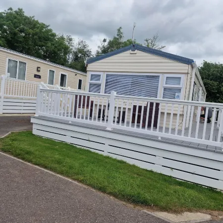 Lodge Sleeps 4 - Pet Friendly with Private Parking