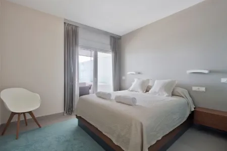 Happy Travel South Beach 1-1B Отели рядом с достопримечательностью «Памятник Коломаресу»