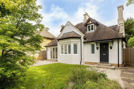 Stunning 5 Bed in the Centre of Bourton