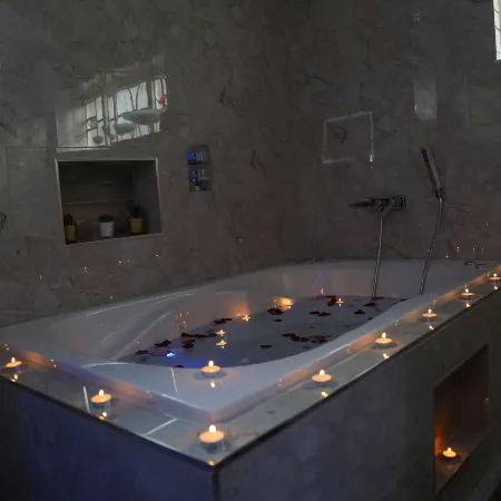2 Bed Flat - Sleeps 4 - Jacuzzi Bath - Parking