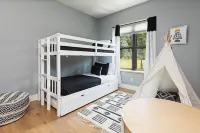 Oasis Near Charlottesville with Pool, Grill Hotels in Fluvanna County