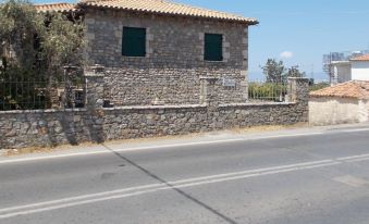 Verga Stone Haven - Seafront Waves' Embrace