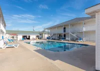Angel Inn Near Imax, a Travelodge by Wyndham - Pools