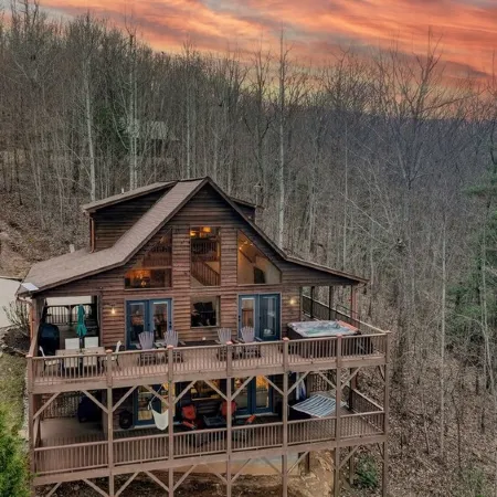 Private Mountain Cabin Retreat 1.5 acres, Amazing Views, Hot Tub, STARLINK Wifi