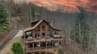 Private Mountain Cabin Retreat 1.5 acres, Amazing Views, Hot Tub, STARLINK Wifi