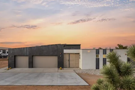 Stunning Courtyard with Hot Tub and Fire Pit - Modern Oasis Retreat