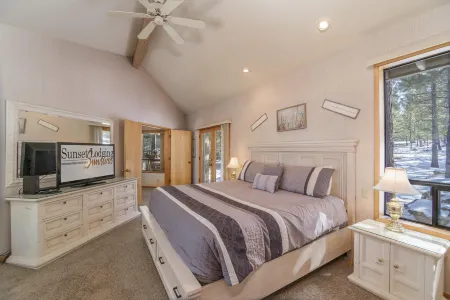 Jacuzzi, Game Room, and Sunroom Escape - Luxurious Family Retreat