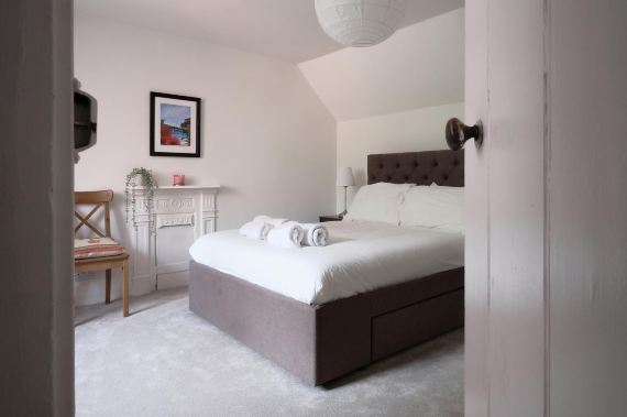 Fantastic 2Bd Victorian Apt - 4 Adults & 1 Child