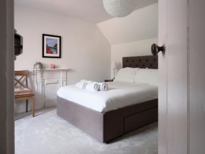 Fantastic 2Bd Victorian Apt - 4 Adults & 1 Child
