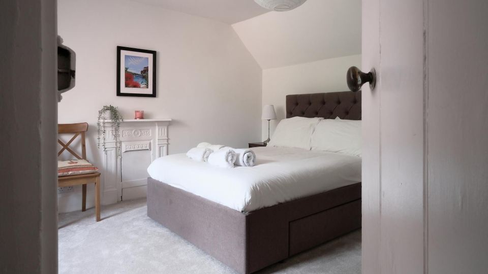 Fantastic 2Bd Victorian Apt - 4 Adults & 1 Child