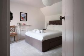 Fantastic 2Bd Victorian Apt - 4 Adults & 1 Child