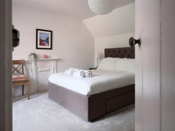 Fantastic 2Bd Victorian Apt - 4 Adults & 1 Child