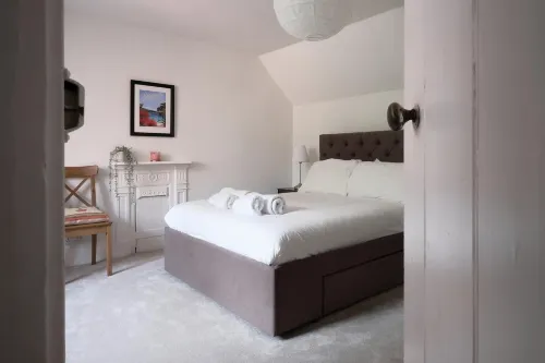 Fantastic 2Bd Victorian Apt - 4 Adults & 1 Child