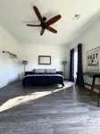 Bayou Getaway - Charming 1-bedroom house on a pond in tranquil Breaux Bridge, LA