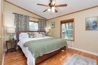 Smoky Mountain Riverfront Lodge: 4 Bedrm on the Tuckaseegee River in Sylva NC Hotel di Cullowhee