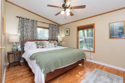 Smoky Mountain Riverfront Lodge: 4 Bedrm on the Tuckaseegee River in Sylva NC Hotels near Western Carolina University