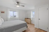 Charming, updated 2-bedroom home, 5 min walk to beach, pets ok, onsite parking!