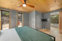 Cozy 2-bedroom cabin in serene Wimberley with WiFi, AC