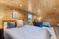 Riverfront View~Boat Ramp~Foosball~Family Friendly Cabin~20 Min Lake Cumberland