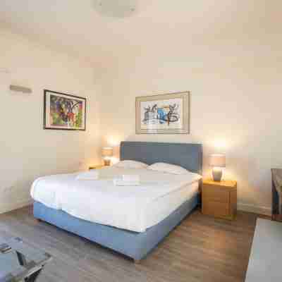 Downtown Cocoon with Roof Deck Rooms