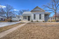 Gorgeous Home 1 Blk from Main with Hot Tub & Fire Pit! Hotels in Fredericksburg