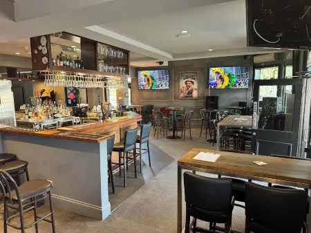 Native Rose Hotel Отели рядом с достопримечательностью «Кларкс Пойнт Резерв»