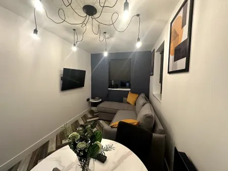 Adam Court Studios and Apartments