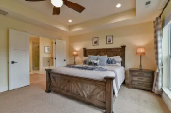 Luxury 5 bedroom, Mountain Views, Hot Tub, Game Room, Gourmet Kitchen, Hiking