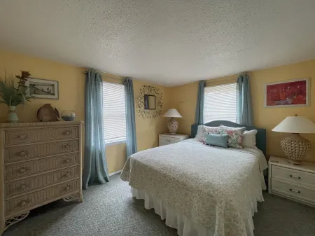 Bay Front Home with Amazing Sunset Views, Short block to Beach, centralA/C,kayak Отели рядом с достопримечательностью «Бичфронт»