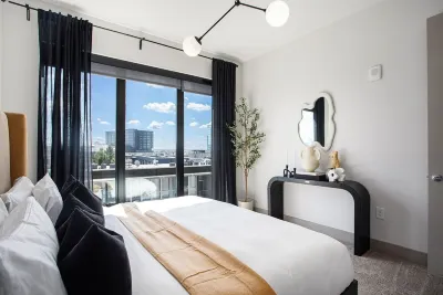 Grand-Midtown Suite W RoofTop Pool + 5Star Amenities & Free Secure Parking!