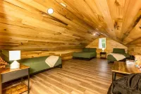 Creekside Cabin in Hocking Hills. Hot Tub + Large Private Yard. Dog-friendly!