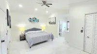 Remodeled cozy family house with heated pool, 10 min from the airport!