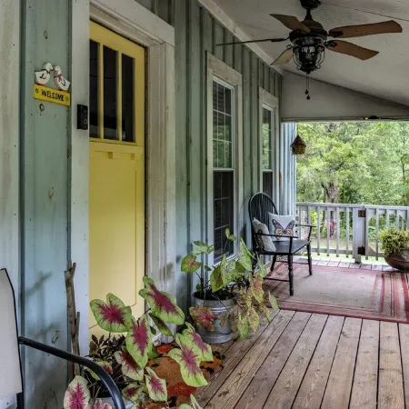 Charming 3-bedroom farmhouse private 15 minutes to downtown Chattanooga