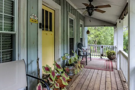 Charming 3-bedroom farmhouse private 15 minutes to downtown Chattanooga