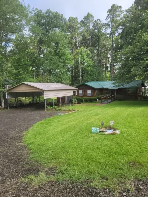 Lakefront Cedar Cabin-South Toledo Bend-fishing pier,dock-covered parking-pets👌