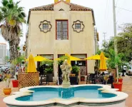 Downtown Sarasota Apartment in Historic Burns Square, South Side Walkable