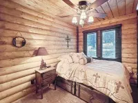 8 min walk to village,Cozy, heater,A.C, fireplace, 5 min drive to mountain high Hotels in Wrightwood