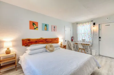 Pineapple Shores Retro Inn