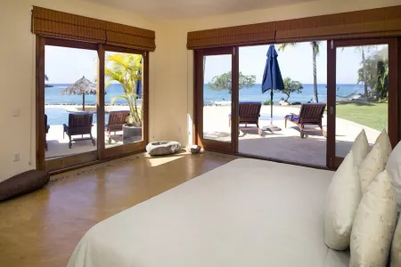 200 ft Oceanfront, Sleeps 18, Private Cook Service, Swim up bar, jacuzzi Отели в г. Компостела