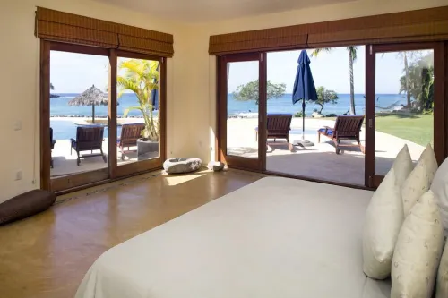 200 ft Oceanfront, Sleeps 18, Private Cook Service, Swim up bar, jacuzzi Hotel di Compostela