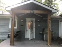 4 bedrooms lovely cottage right on water