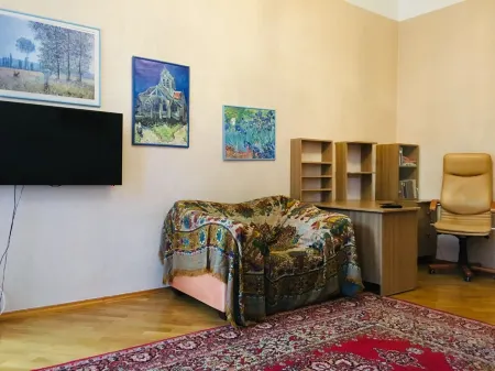 Comfy home near Botanic garden and railway station Отели рядом с достопримечательностью «Андреевский спуск»