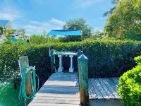 Sombrero Beach House: 50' Dock, Pool, BBQ, Bicycles & more!