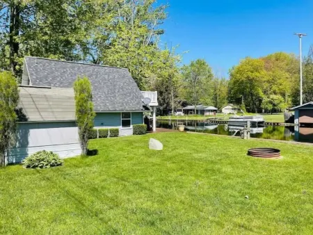 Adorable Gun Lake Cottage