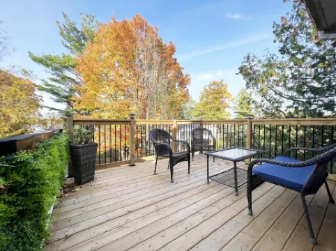 3 Bedrooms Cottage W LAKE VIEWS, beside waterfront trail and steps from beach