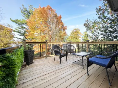 3 Bedrooms Cottage W LAKE VIEWS, beside waterfront trail and steps from beach