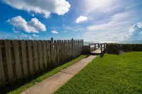 Private Home; Deeded Beach Access; On A1A: 100 steps to the beach! 7-Eleven附近的飯店