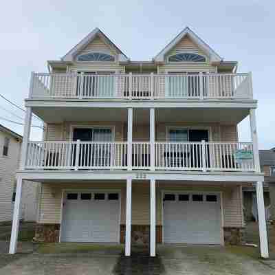 BIG 4 BEDROOM, 2 BATH BEAUTY !! ONLY 1.5 BLOCKS TO THE BEACH AND BOARDS ! Hotel Exterior