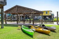 Cheerful "Bay B Shark" 2 bedroom canal front home- 2 min from the beach