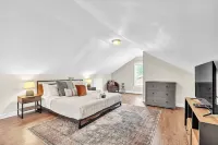 Chic 3BR Home: Pet Friendly, Near Furman & Parks Hotels in Sans Souci